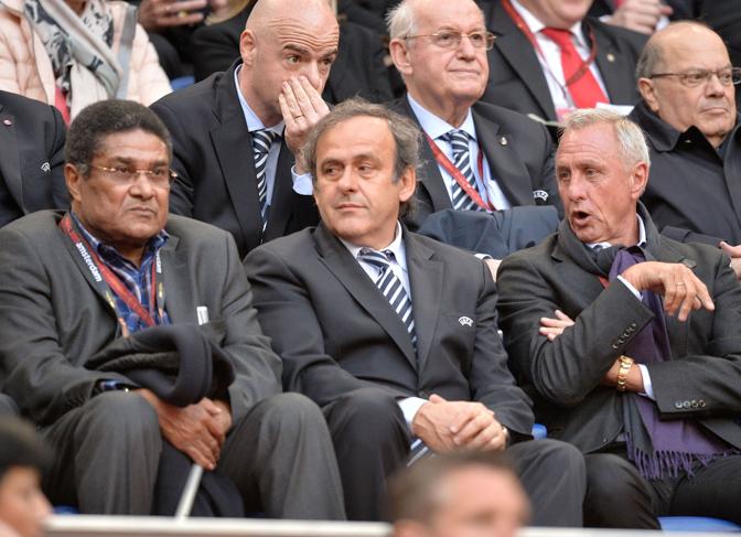 In tribuna il presidente dell'Uefa Michel Platini tra Eusebio e Johan Cruijff. LaPresse